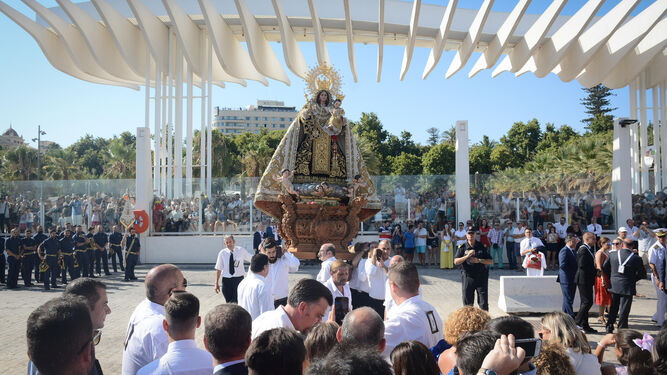 Imagen del embarque del pasado año de la Virgen del Carmen del Perchel en el Palmeral de las Sorpresas.