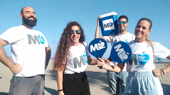 Miembros de ¿¡Málaga cómo te quiero!?' promocionan la campaña en las playas de la ciudad.
