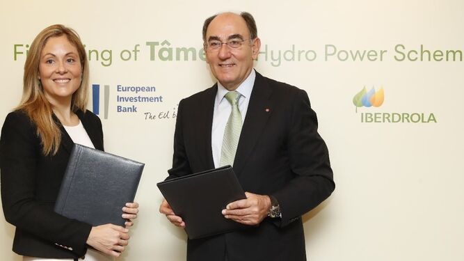 La vicepresidenta del BEI, Enma Navarro, y el  presidente de Iberdrola, Ignacio Galán.