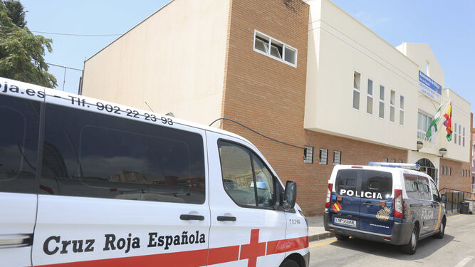 Imagen del pabellón deportivo José Paterna de El Palo, con furgones de Policía Nacional y Cruz Roja