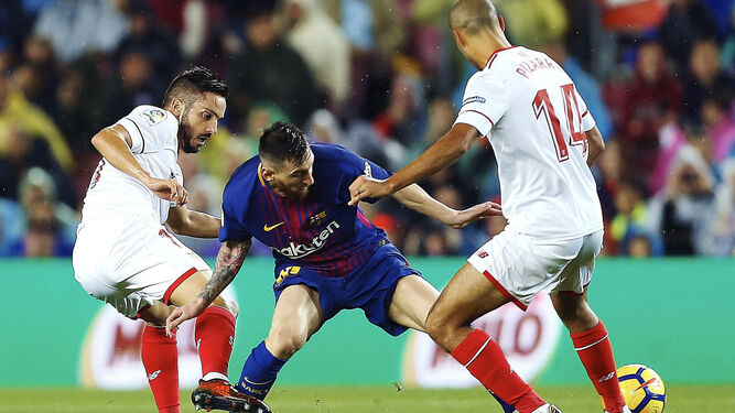 Sarabia y Pizarro tratan de robar el balón a Messi en el partido de Liga en el Camp Nou.