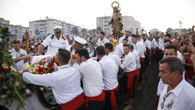 La procesión de Huelin, una vez la imagen llegó a la playa.
