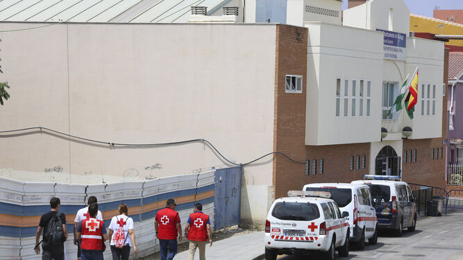 Personal de Cruz Roja atiende a los inmigrantes albergados en el pabellón de El Palo.