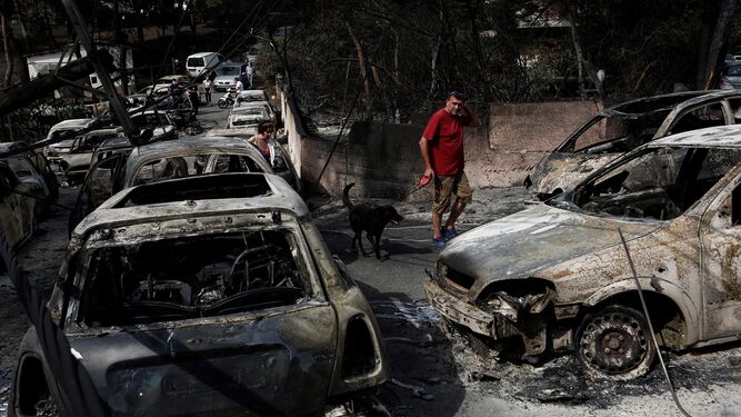 Coches arrasados por las llamas en el barrio de Mati, al noreste de Atenas.