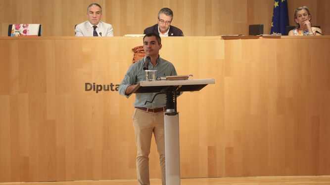 El alcalde de Genalguacil, Miguel Ángel Herrera, durante su intervención en el pleno celebrado ayer en la Diputación.