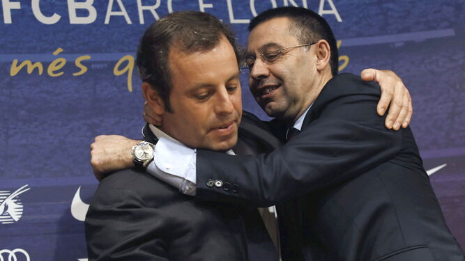 El actual presidente del Barcelona, Josep Bartomeu, abraza a su antecesor en el cargo, Sandro Rosell.