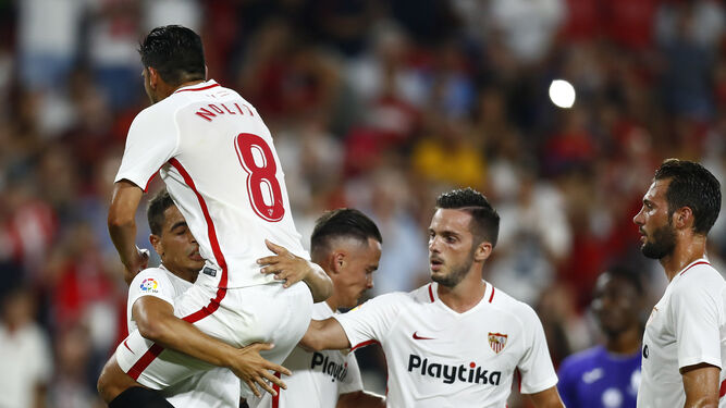 Los jugadores del Sevilla celebran un gol en el Sánchez-Pizjuán en el el Sevilla-Ujpest.