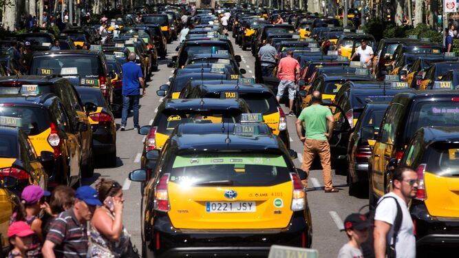 Aspecto de la concentración de taxistas, ayer, en la Gran Vía de Barcelona.