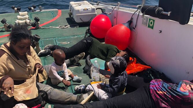 Algunos de los migrantes rescatados esta semana por la Guardia Civil, entre ellos varios bebés.