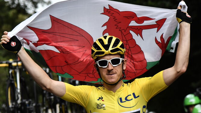 Geraint Thomas exhibe la bandera de País de Gales durante la última etapa del Tour.