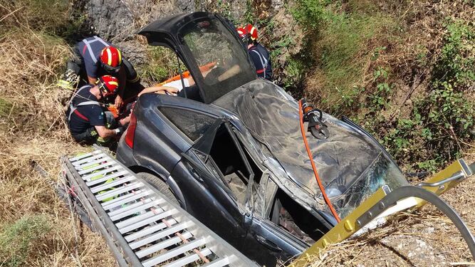 Bomberos de Marbella rescatan a un hombre tras desviarse su vehículo y caer en un sumidero