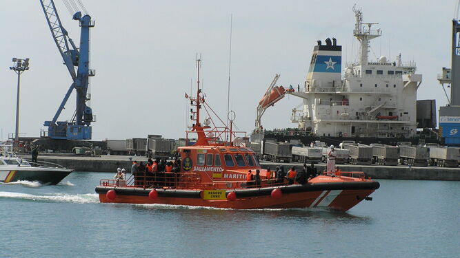 La lancha rápida 'Salvamar Alnitak' entrando en el puerto tras el salvamento de una patera.