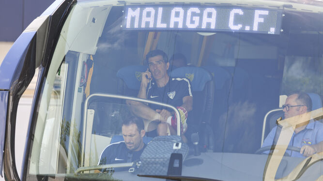 Muñiz y Josemi, en primer término, en el autobús del Málaga.