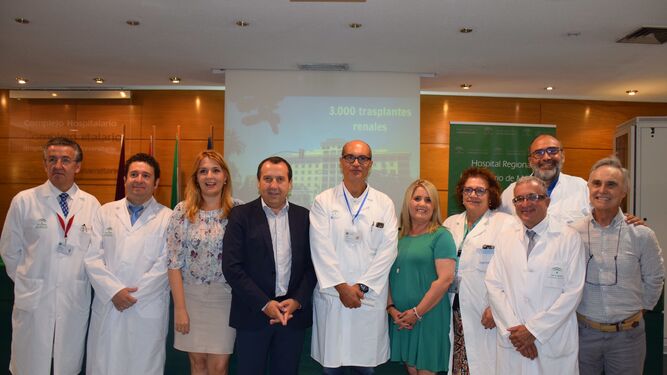 Equipo del Hospital Regional de Málaga junto al delegado del Gobierno andaluz y la delegada provincial de Salud