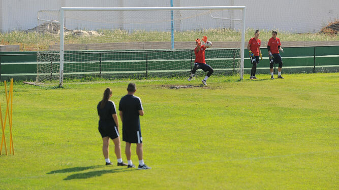 Antonio Contreras supervisa el entrenamiento de las porteras del Málaga.