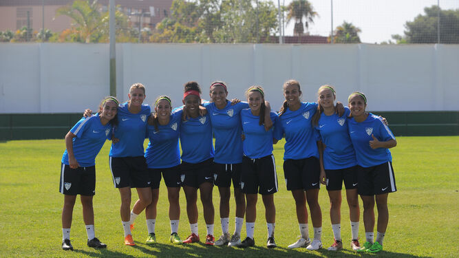 Varias jugadoras del Málaga Femenino posan después de su sesión de entrenamiento de ayer.