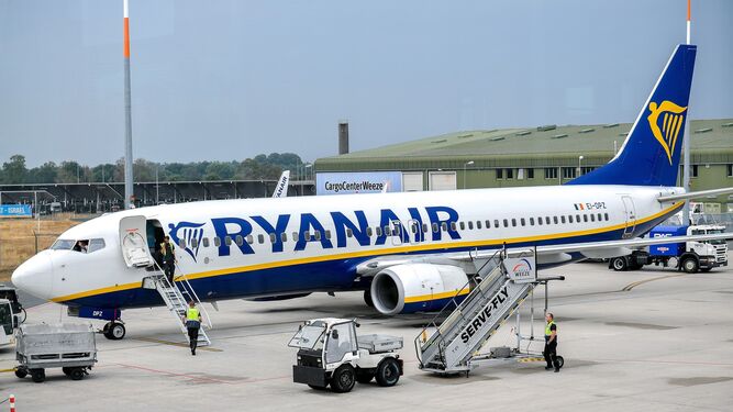Un avión de Ryanair permanece estacionado en la pista en el aeropuerto de Baja Renania en Weeze, Alemania.