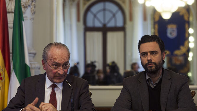 El alcalde de Málaga, Francisco de la Torre,  junto al concejal de Derechos Sociales, Raúl Jiménez