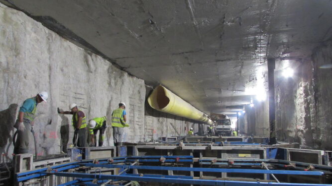 Trabajos de ejecución del Metro, en el interior del túnel de la Alameda Principal.