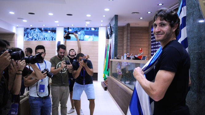 Posando sonriente con la bandera del Málaga tras su rueda de prensa.