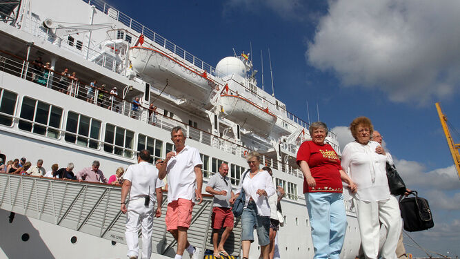 Cruceristas ponen pie en Huelva tras la llegada de un crucero.