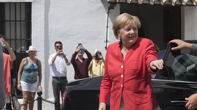Vecinos fotografían a Angela Merkel a su llegada a Sanlúcar.