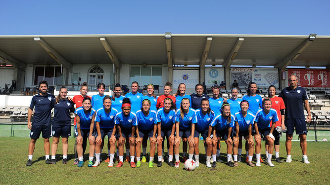 La plantilla del Málaga femenino posa tras la sesión de entrenamientos realizada el pasado lunes.