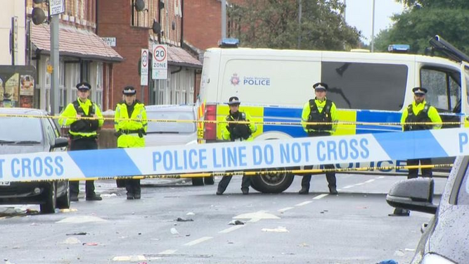 Varios agentes custodian la zona en la que aconteció el tiroteo en el carnaval de Manchester.
