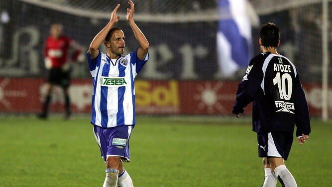 Sandro, que era sustituido, luce la blanquiazul con Tesesa en el pecho en diciembre de 2006.