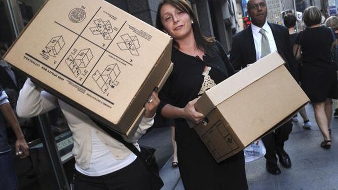 Empleados de Lehman Brothers sacan las cajas con sus pertenencias tras la quiebra..