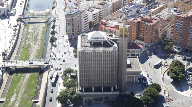 Vista aérea del antiguo edificio de Correos, localizado junto al cauce del río Guadalmedina y en la Avenida de Andalucía.