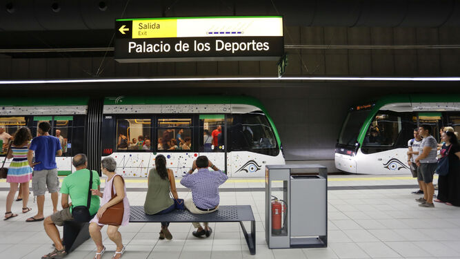 Viajeros en el interior de una de las estaciones del Metro de Málaga.