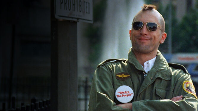 Robert de Niro, caracterizado como el personaje de Travis Bickle, el protagonista de 'Taxi Driver' de Martin Scorsese.