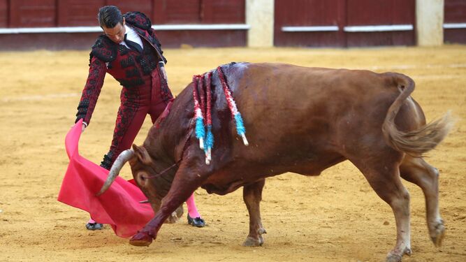 Enrique Ponce volvió a regalar a la afición malagueña una gran tarde de toros, en la que consiguió cortar un total de tres orejas.