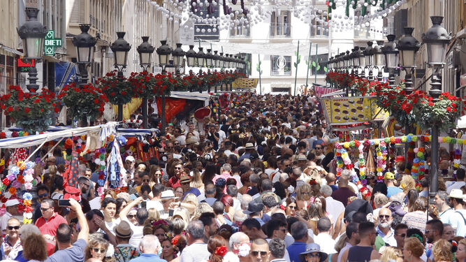 Lleno absoluto en calle Larios el primer sábado de Feria.