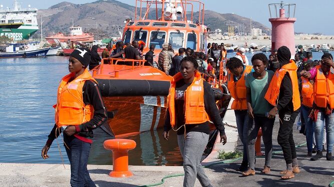 Un grupo de inmigrantes rescatados por Salvamento Marítimo en Alborán desembarca este martes en el puerto de Motril