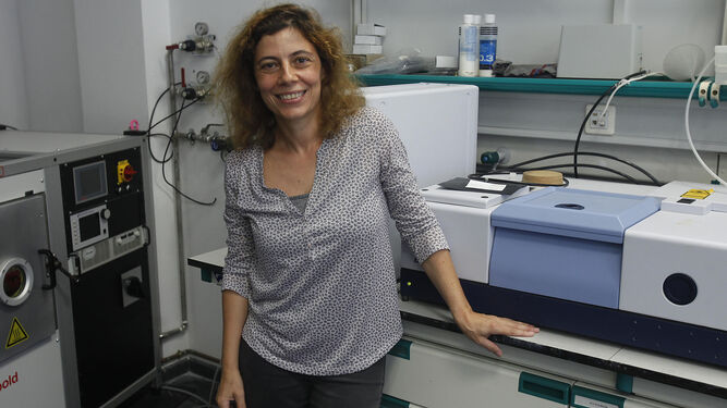 La investigadora Sofía Calero, en un laboratorio de la UPO.