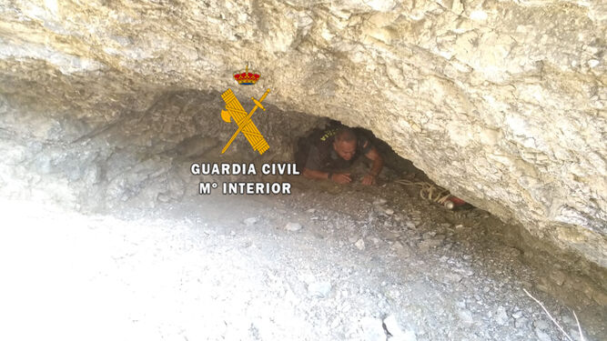 El acceso a la cueva en la que han encontrado al joven.