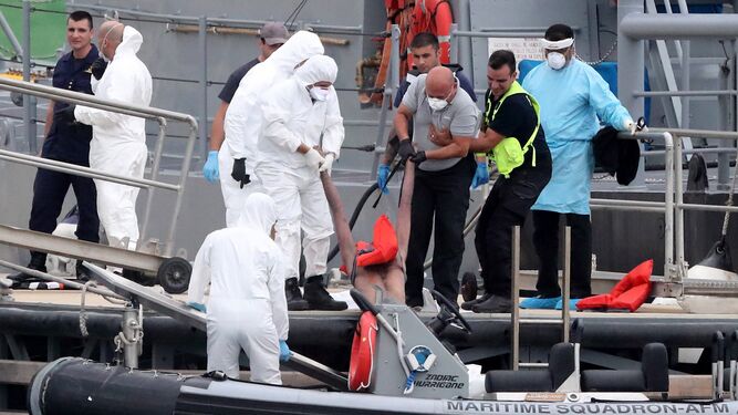 Desembarco del cuerpo sin vida de uno de los migrantes rescatados por las Fuerzas Armadas de Malta.