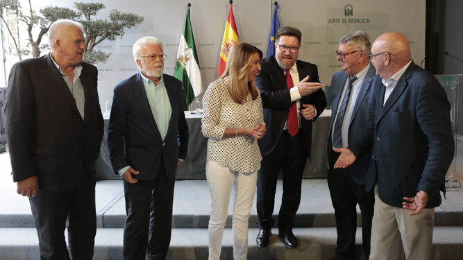 Susana Díaz, rodeada de los responsables de las organizaciones agrarias y cooperativas que han firmado el documento.
