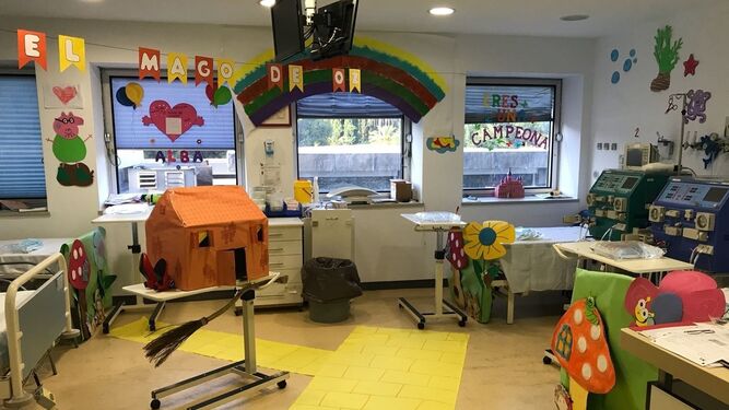 Una habitación decorada para los niños hospitalizados.