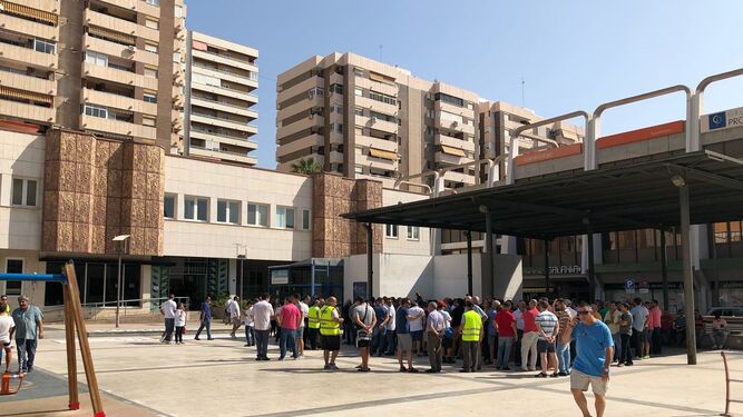 Concentración de taxistas en Málaga, frente a la Delegación de Fomento