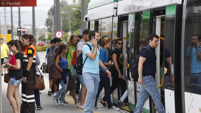 Viajeros del Metro de Málaga a su paso por la estación Universidad.