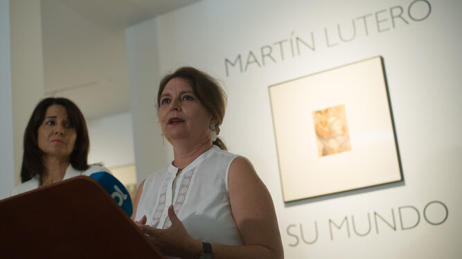 Emilia Garrido y María Elvira Roca Barea, ayer, en la presentación de la exposición en la Sala Siglo.