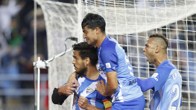 Recio celebra un gol de la pasada temporada con Chory Castro y En-Nesyri.