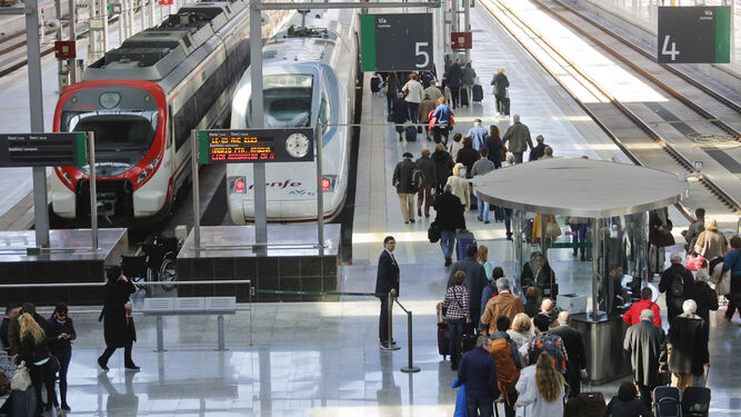 Decenas de pasajeros en la estación María Zambrano para coger un AVE.