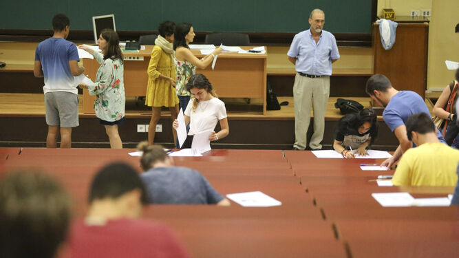 Alumnos realizando el primer examen de la Prueba de Evaluación de Bachillerato para el Acceso a la Universidad.