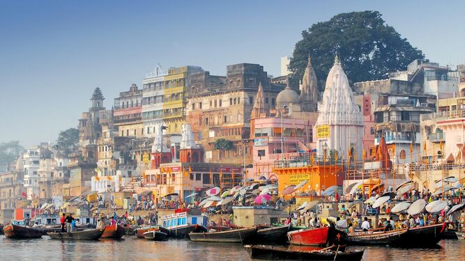 Imagen del río Ganges a su paso por la ciudad india de Benarés.