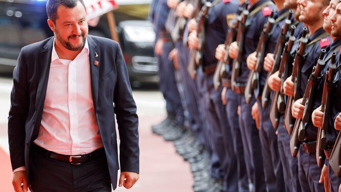 El ministro italiano del Interior, Matteo Salvini, sonríe a su llegada a la reunión de la UE en Viena.