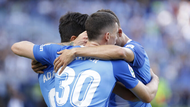 Los jugadores del Málaga celebran uno de los goles.